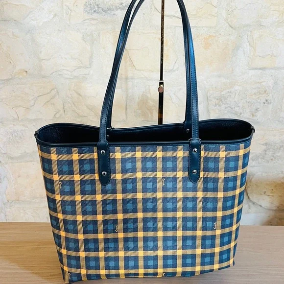 Coach - Picture 6 of 7